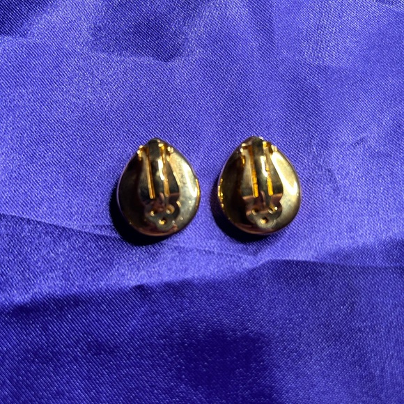 S.A.L Signed VTG Set of Rhinestone and Gold Tone Metal clip earrings. - Picture 4 of 7
